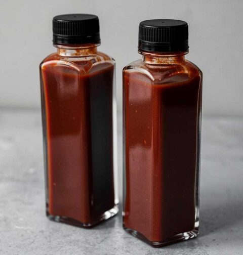 Twee flesjes met zelfgemaakte chipotle saus.