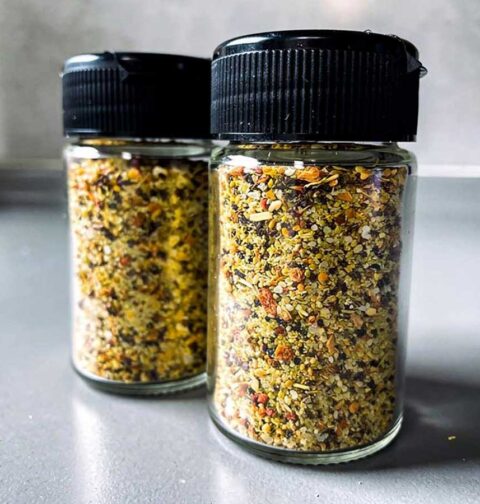 Twee kruidenpotjes met citroenpeper, bij deze mix heb ik wat geëxperimenteerd met andere kruiden.