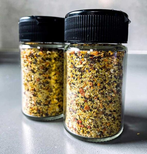 Twee kruidenpotjes met citroenpeper, bij deze mix heb ik wat geëxperimenteerd met andere kruiden.