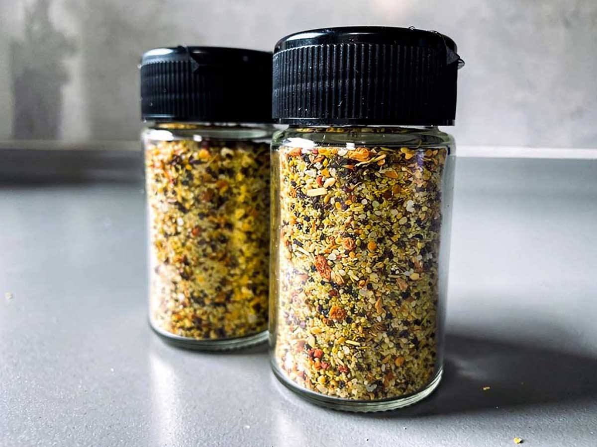 Twee kruidenpotjes met citroenpeper, bij deze mix heb ik wat geëxperimenteerd met andere kruiden.