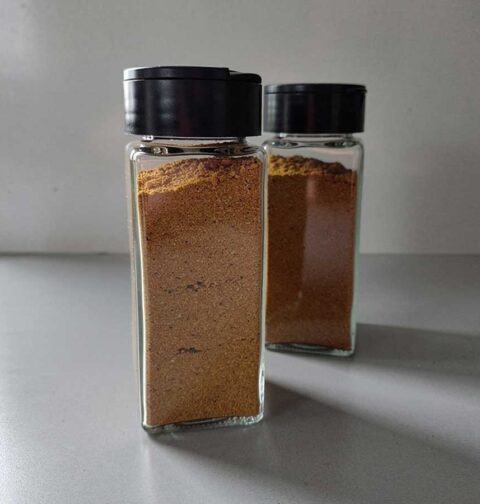 Twee kruidenpotjes met zelfgemaakte couscous kruidenmix.