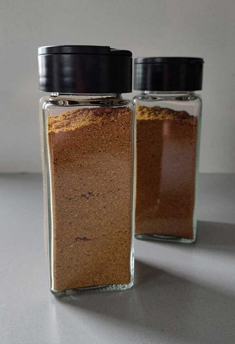 Twee kruidenpotjes met zelfgemaakte couscous kruidenmix.