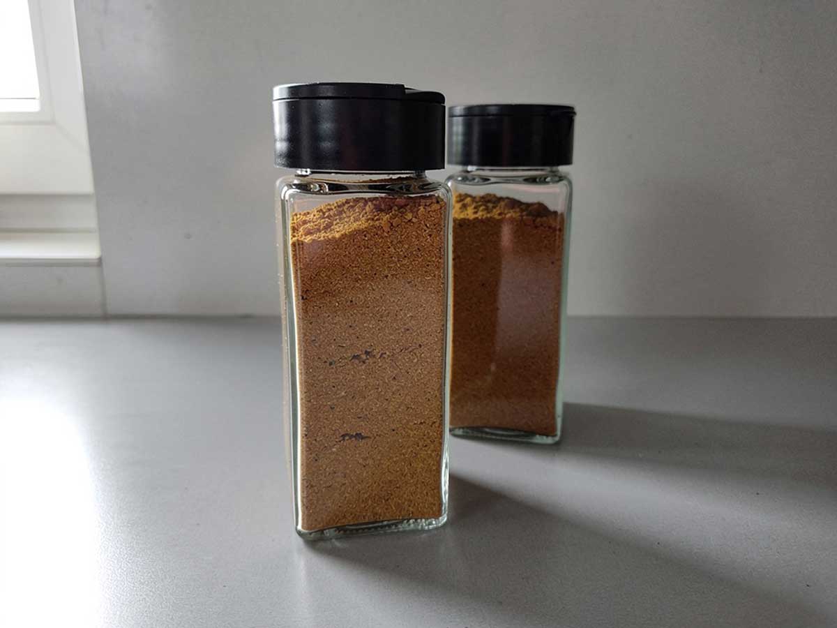 Twee kruidenpotjes met zelfgemaakte couscous kruidenmix.