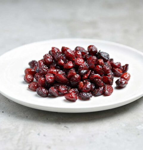 Een bord met daarop gedroogde carnberries.