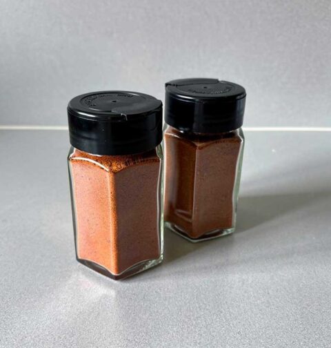 2 kruidenpotjes met daarin zelfgemaakt dönner kebab kruiden.