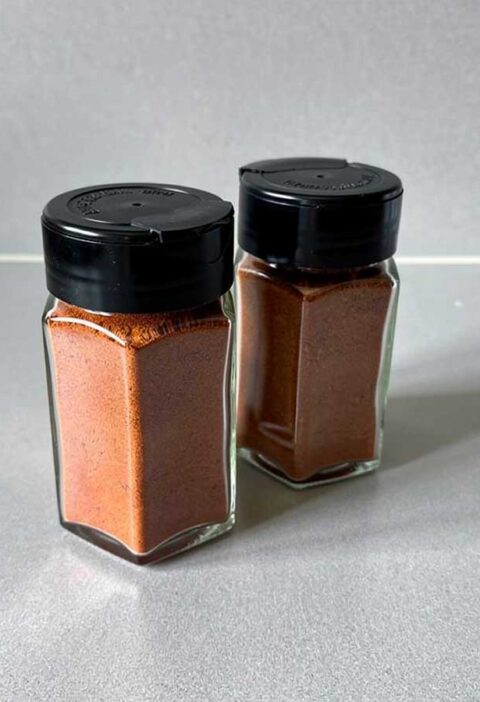 2 kruidenpotjes met daarin zelfgemaakt dönner kebab kruiden.
