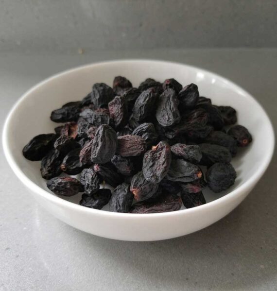 Een schaaltje met gedroogde blauwe druiven.