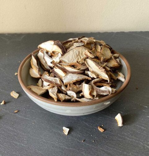 Een schaaltje met daarin gedroogde plakjes en stukjes eekhoorntjesbrood.
