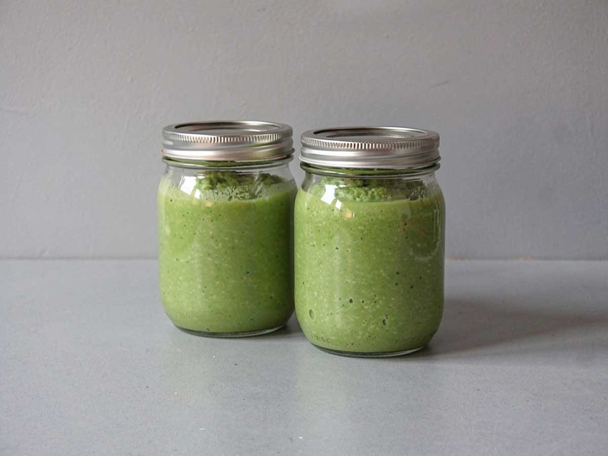 2 inmaakpotten met daarin zelfgemaakte erwtenpuree.