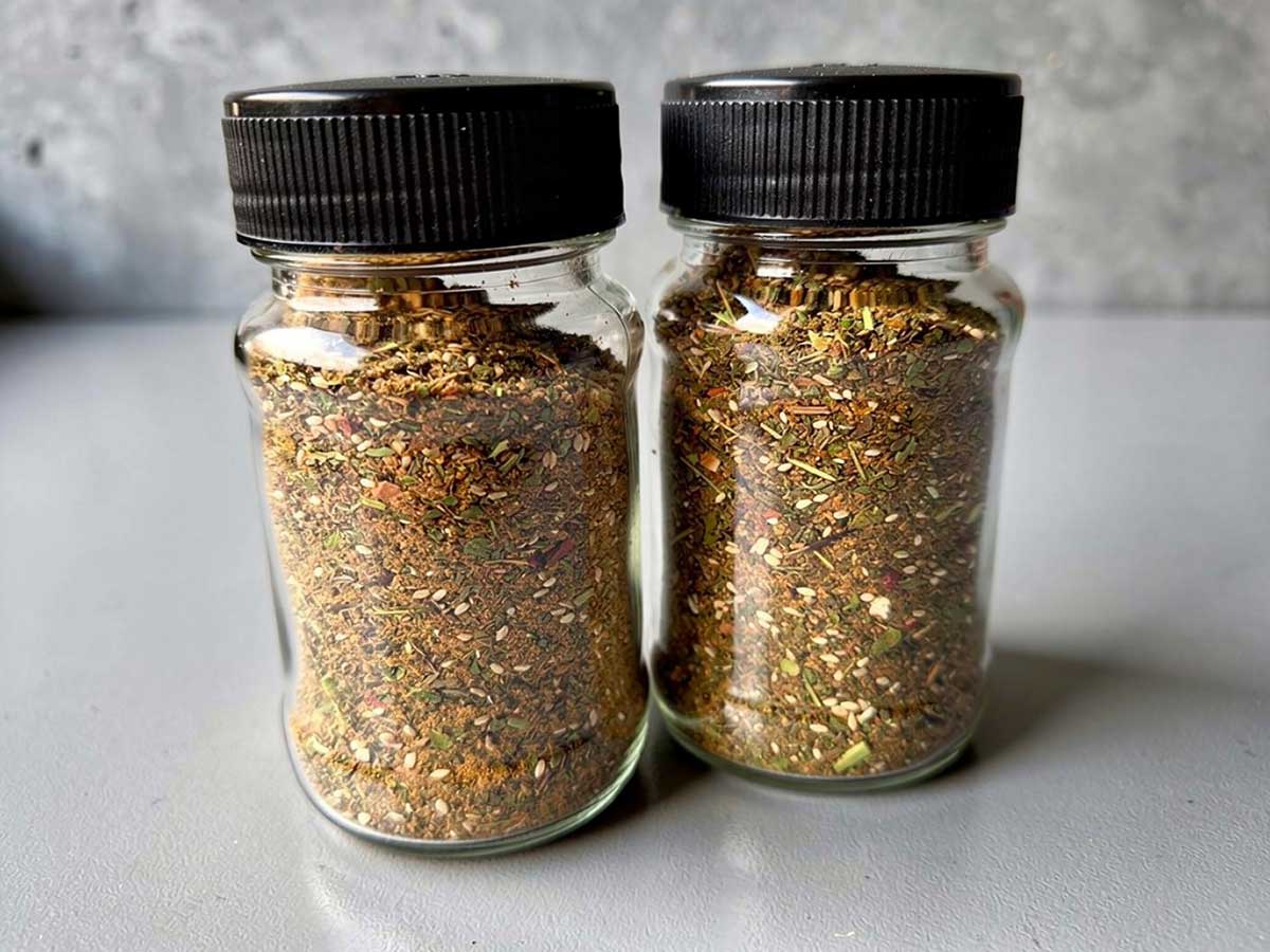 Twee kruidenpotjes met daarin zelfgemaakte falafel kruidenmix.