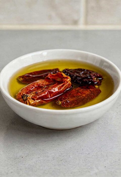 Een schaaltje met gedroogde tomaten in olijfolie.