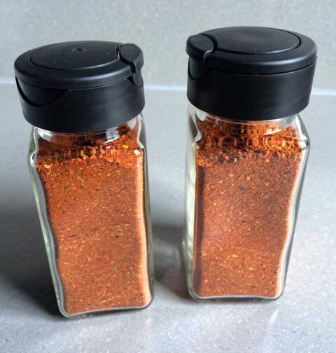 2 kruidenpotjes met zelfgemaakte harissa kruidenmix.