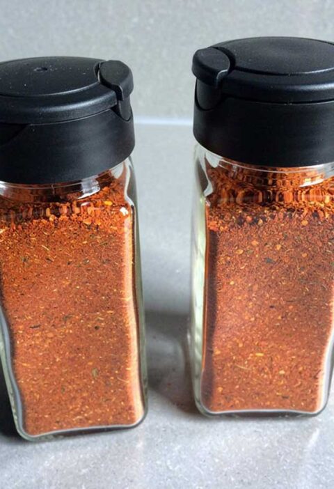 2 kruidenpotjes met zelfgemaakte harissa kruidenmix.
