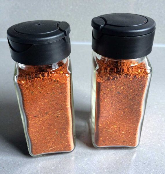 2 kruidenpotjes met zelfgemaakte harissa kruidenmix.