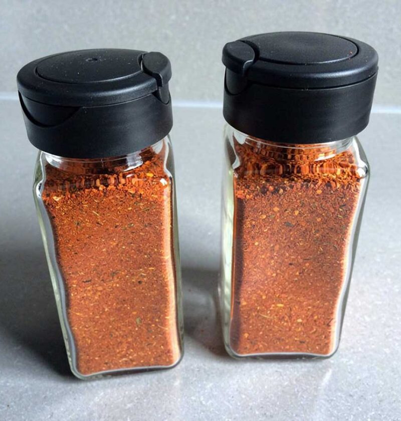2 kruidenpotjes met zelfgemaakte harissa kruidenmix.