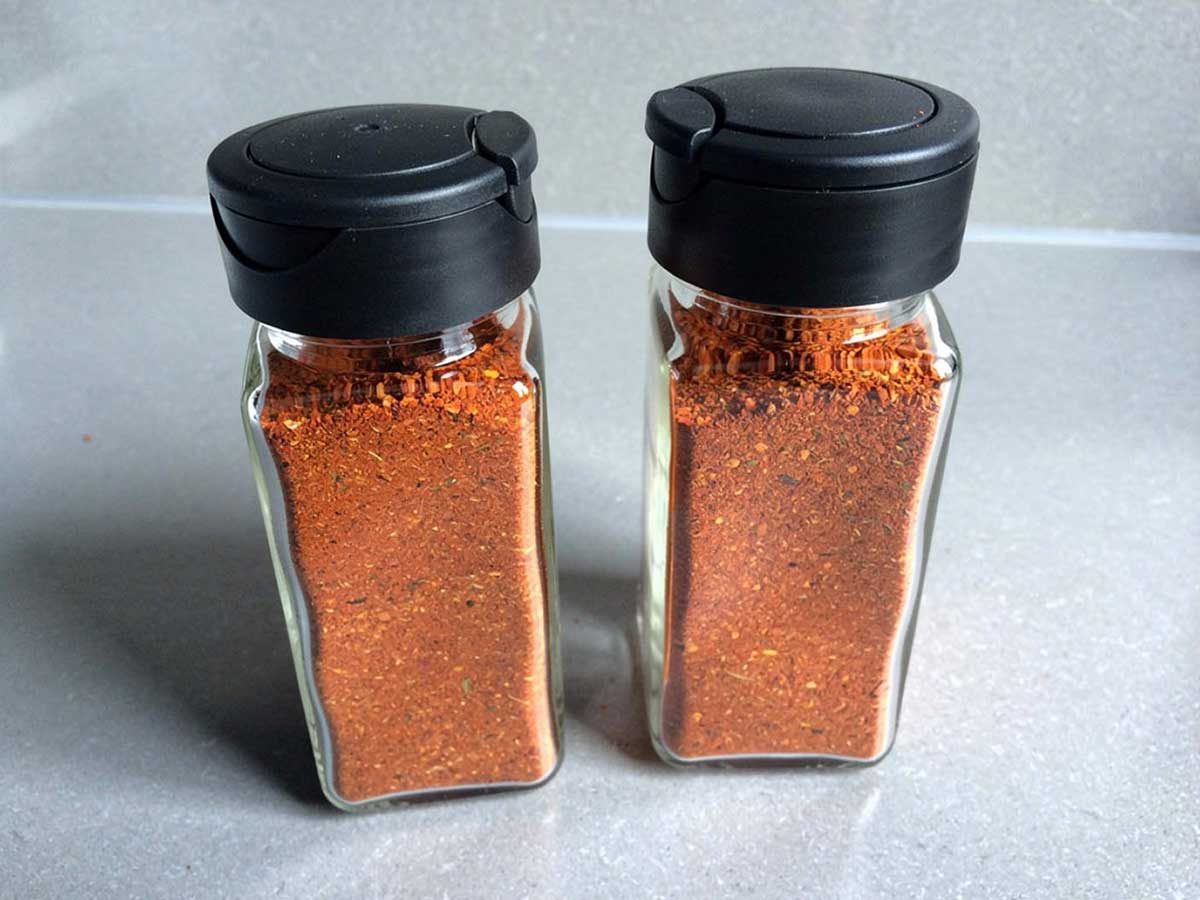 2 kruidenpotjes met zelfgemaakte harissa kruidenmix.