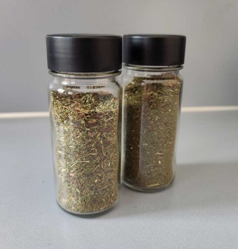 2 kruidenpotjes vol met zelfgemaakte karbonadekruiden.