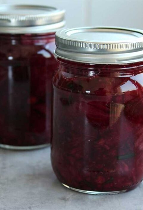Twee jampotten gevuld met zelfgemaakte kersenchutney.