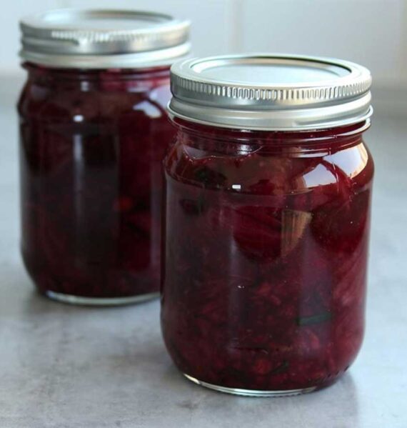 Twee jampotten gevuld met zelfgemaakte kersenchutney.