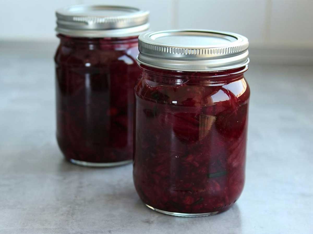 Twee jampotten gevuld met zelfgemaakte kersenchutney.