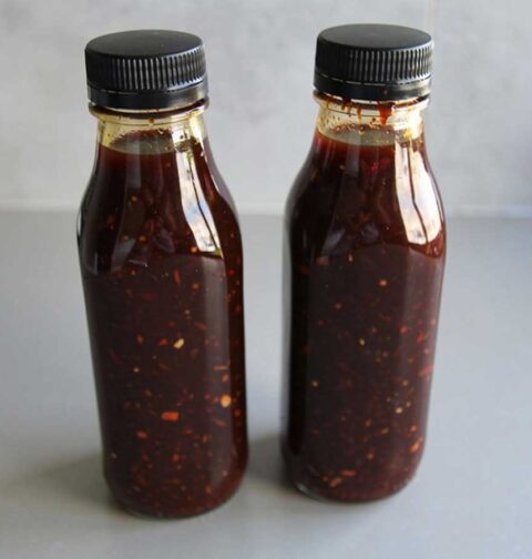 2 afgesloten flesjes met zelfgemaakt kipmarinade.