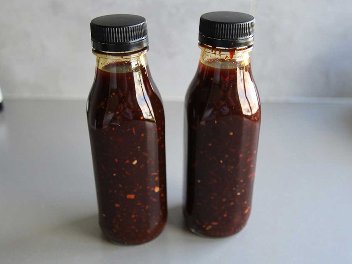 2 afgesloten flesjes met zelfgemaakt kipmarinade.
