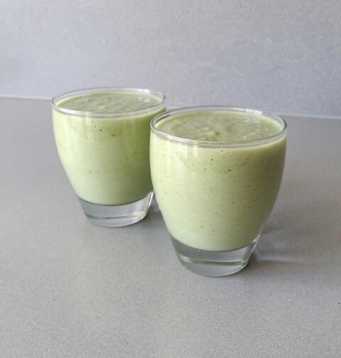 2 glazen met komkommer banaan smoothie.
