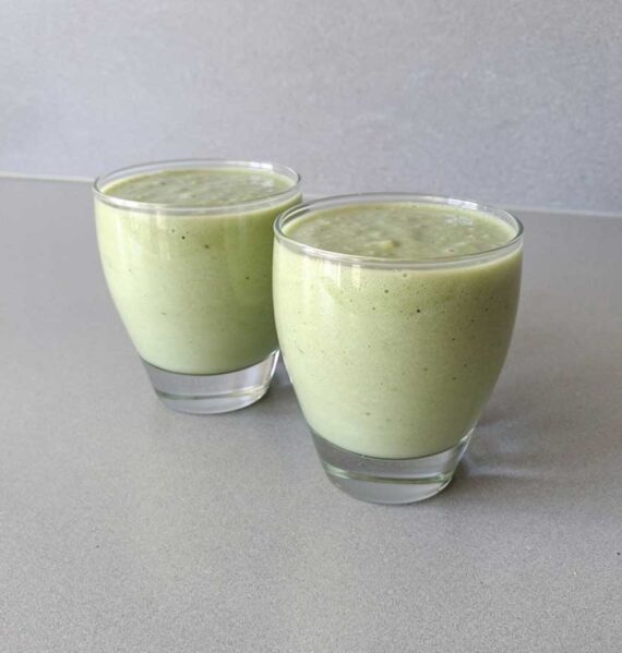 2 glazen met komkommer banaan smoothie.