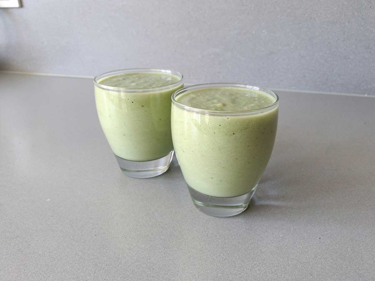 2 glazen met komkommer banaan smoothie.