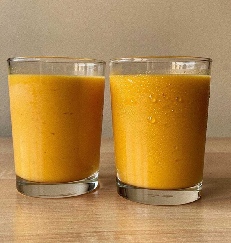 2 glazen gevuld met zelfgemaakte mangosmoothie.
