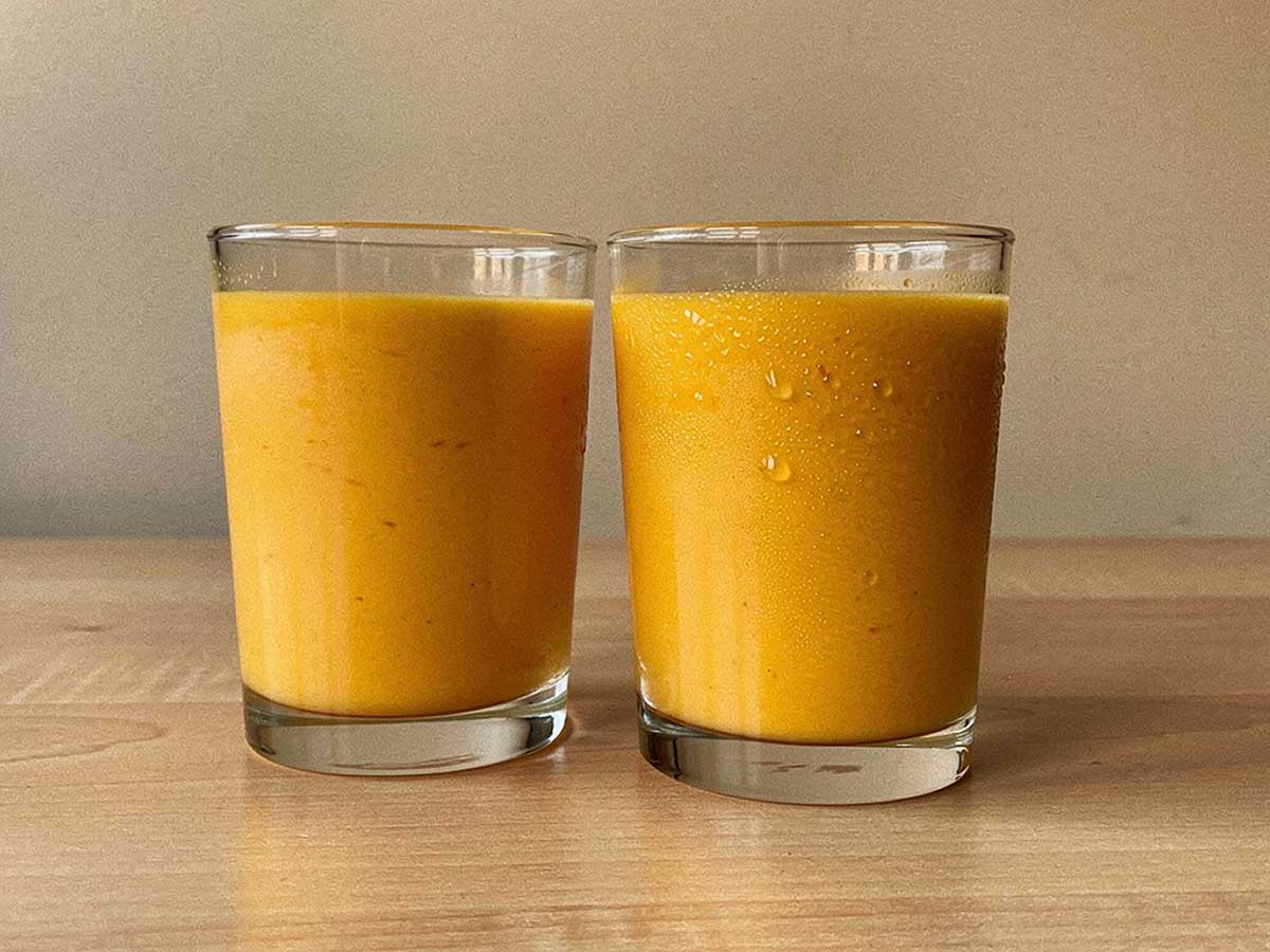 2 glazen gevuld met zelfgemaakte mangosmoothie.