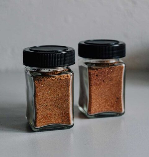 2 kruidenpotjes met daarin zelfgemaakt Mexicaanse kruiden.