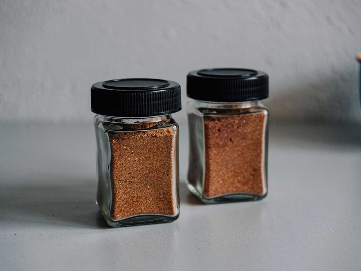 2 kruidenpotjes met daarin zelfgemaakt Mexicaanse kruiden.