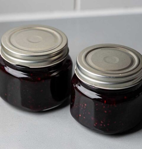Twee kleine pjampotjes met daarin zelfgemaakte moerbei jam.