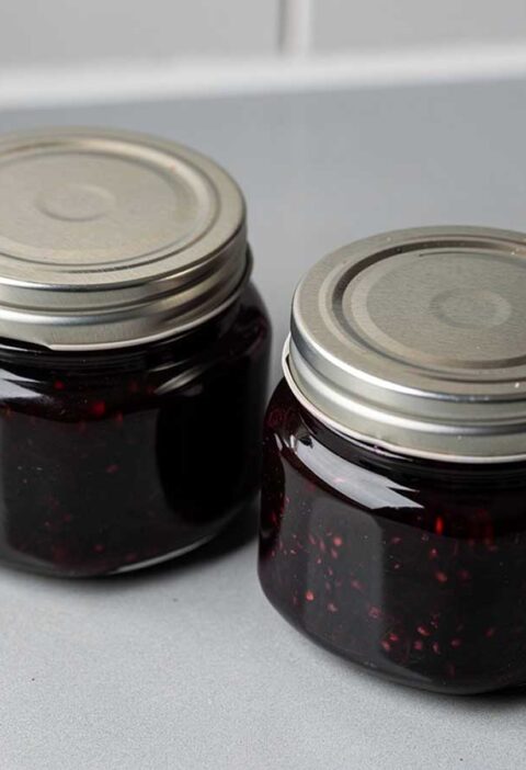 Twee kleine pjampotjes met daarin zelfgemaakte moerbei jam.