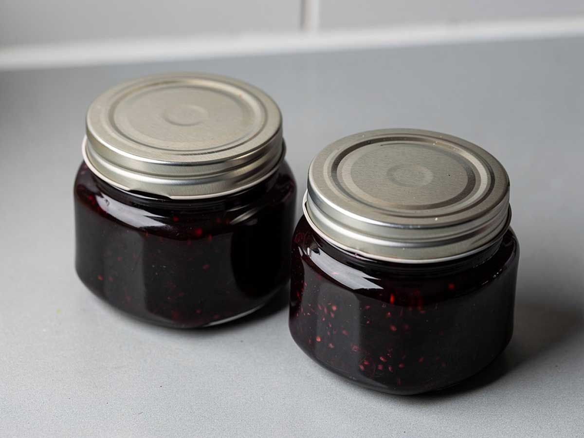 Twee kleine pjampotjes met daarin zelfgemaakte moerbei jam.