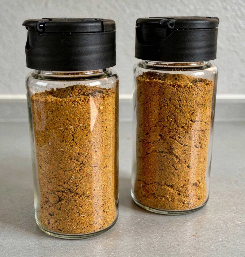 2 kruidenpotjes met daarin een zelfgemaakte nasikruiden mix.