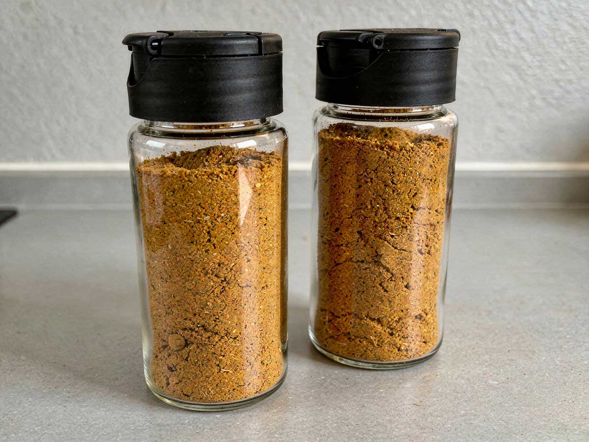 2 kruidenpotjes met daarin een zelfgemaakte nasikruiden mix.