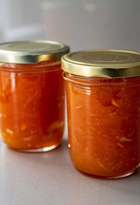 Twee jampotten met overheerlijke zelfgemaakte nectarine jam.