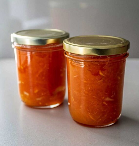 Twee jampotten met overheerlijke zelfgemaakte nectarine jam.