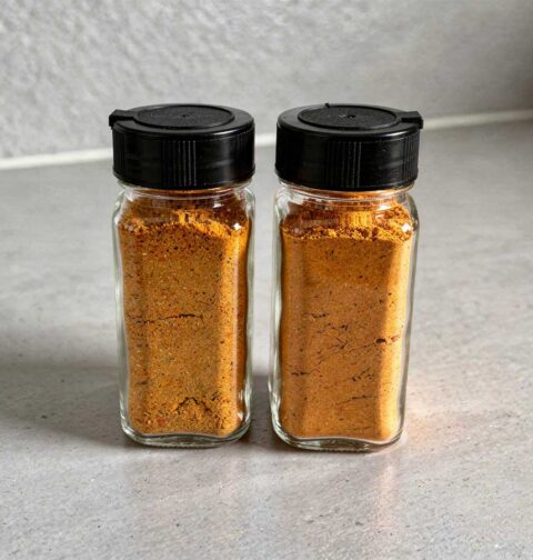 2 kruidenpotjes vol met zelfgemaakte patatkruiden.