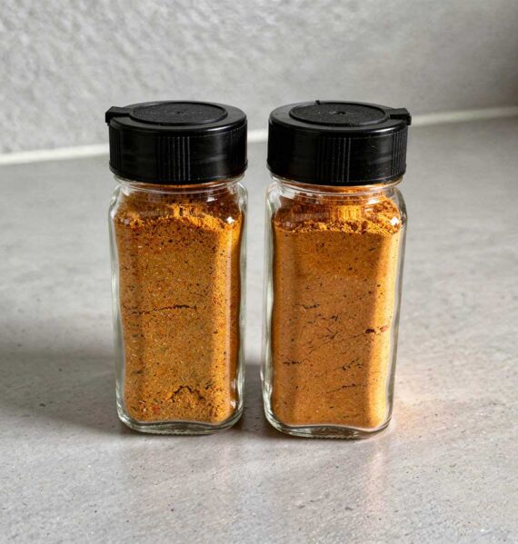 2 kruidenpotjes vol met zelfgemaakte patatkruiden.