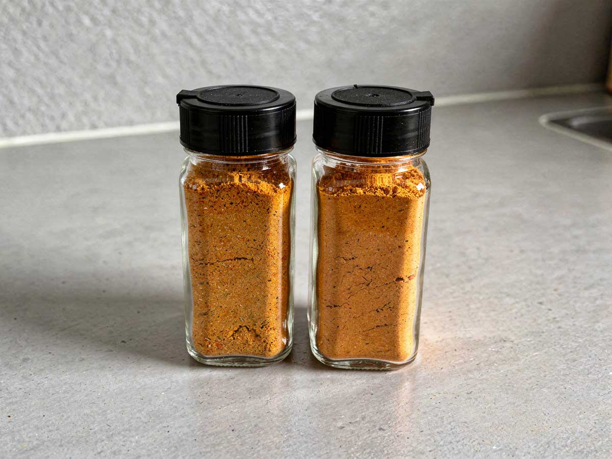 2 kruidenpotjes vol met zelfgemaakte patatkruiden.