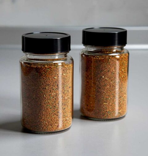 Twee kruidenpotjes helemaal gevuld met zelfgemaakte Picadillo kruiden.
