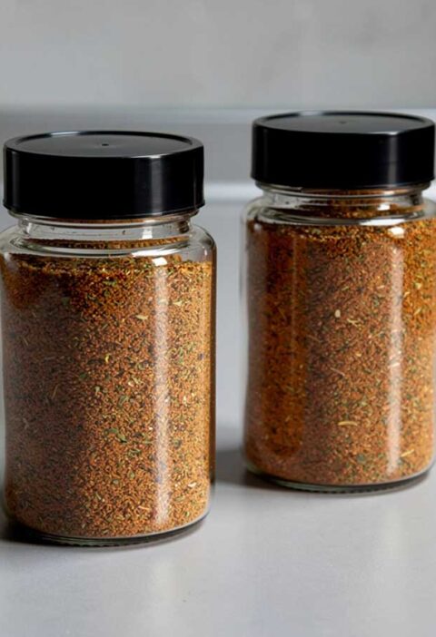 Twee kruidenpotjes helemaal gevuld met zelfgemaakte Picadillo kruiden.