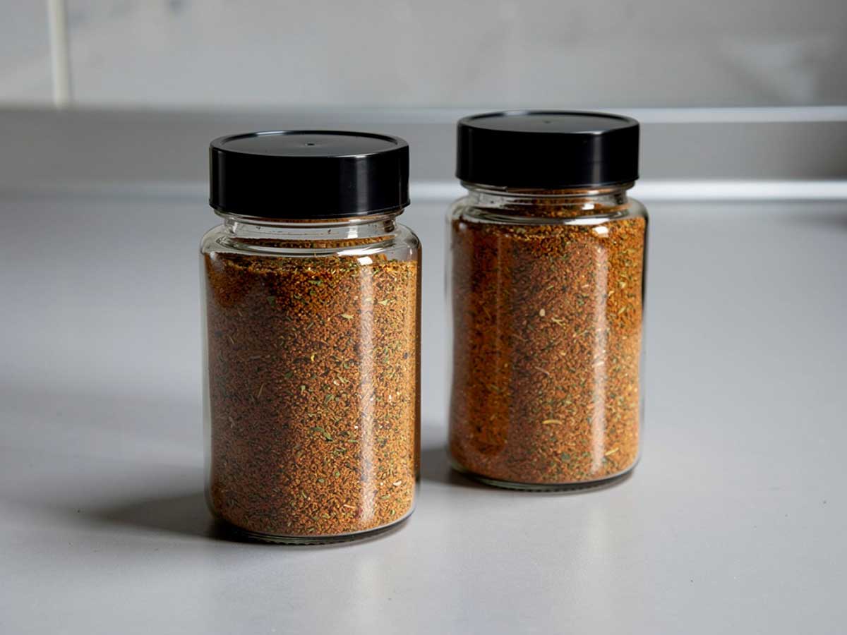 Twee kruidenpotjes helemaal gevuld met zelfgemaakte Picadillo kruiden.