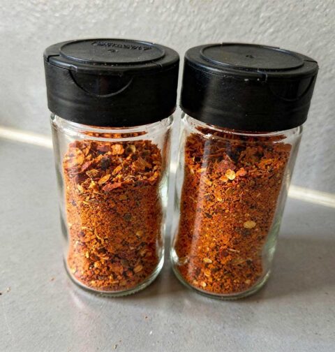 2 kruidenpotjes met zelfgemaakte piri piri kruiden.