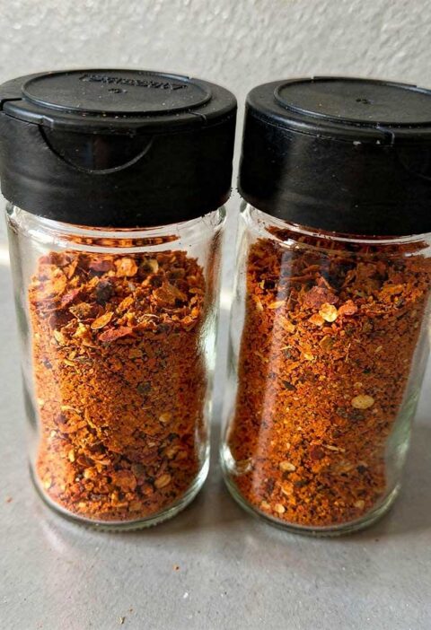 2 kruidenpotjes met zelfgemaakte piri piri kruiden.