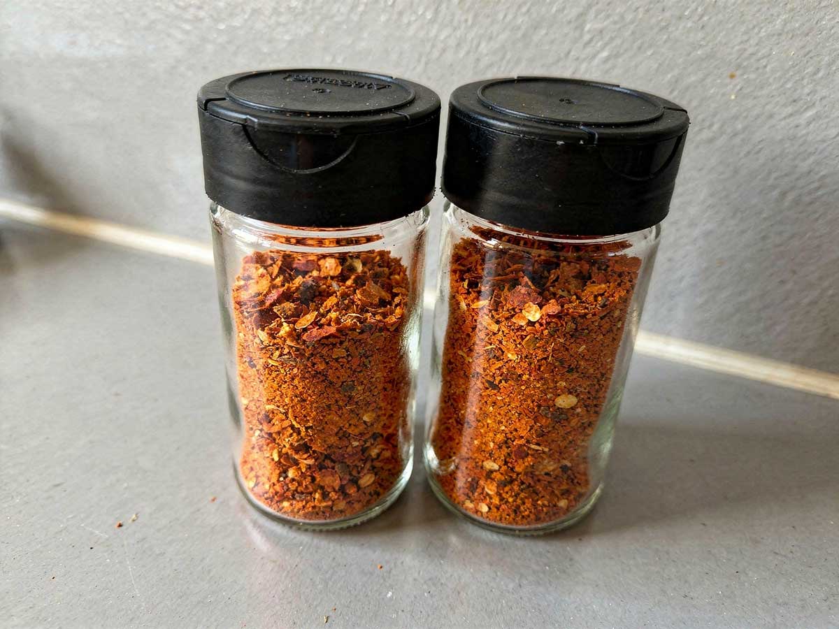 2 kruidenpotjes met zelfgemaakte piri piri kruiden.