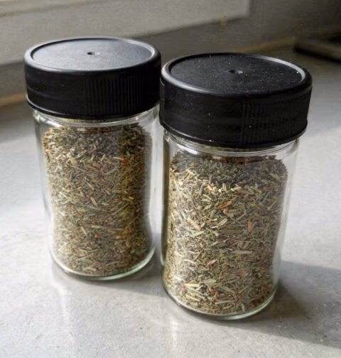 2 kruidenpotje gevuld met zelfgemaakte Provençaalse kruiden .